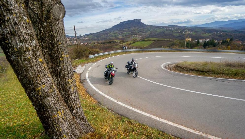 Mototuristi su un tornante dell'Appennino emiliano