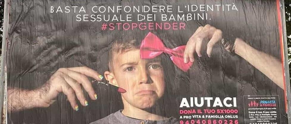 Manifesto anti-gender rimosso dalla piazza tra le  polemiche