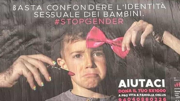 Manifesto anti-gender rimosso dalla piazza tra le  polemiche
