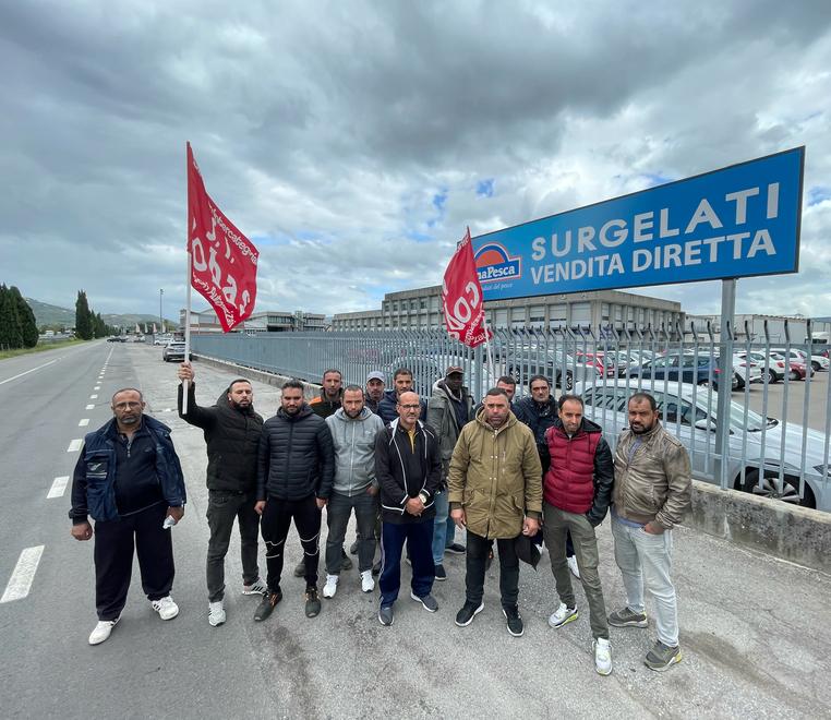Il presidio dei lavoratori appena sospeso (foto Nucci)
