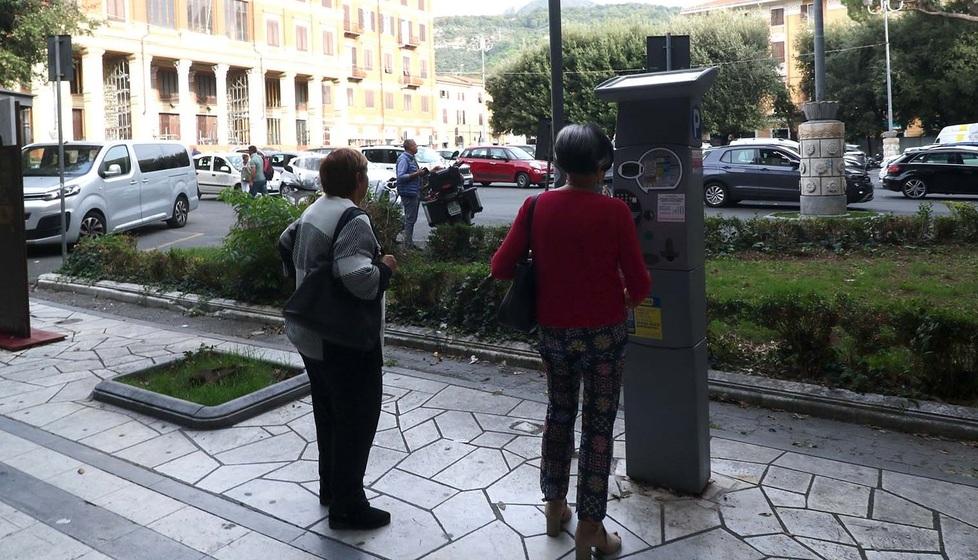 L’impegno della sindaca: «Meno stalli blu in centro»