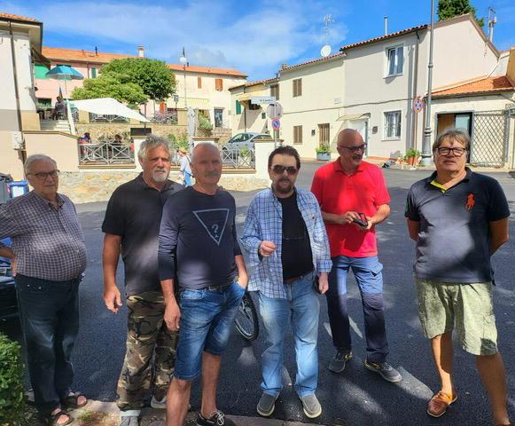 Alcuni cittadini di Nibbiaia che, poche settimane fa, sono tornati a denunciare i disagi causati dalla mancata copertura del segnale telefonico