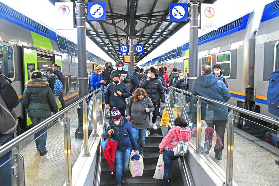 
	Viaggiatori alla stazione centrale di Pistoia

