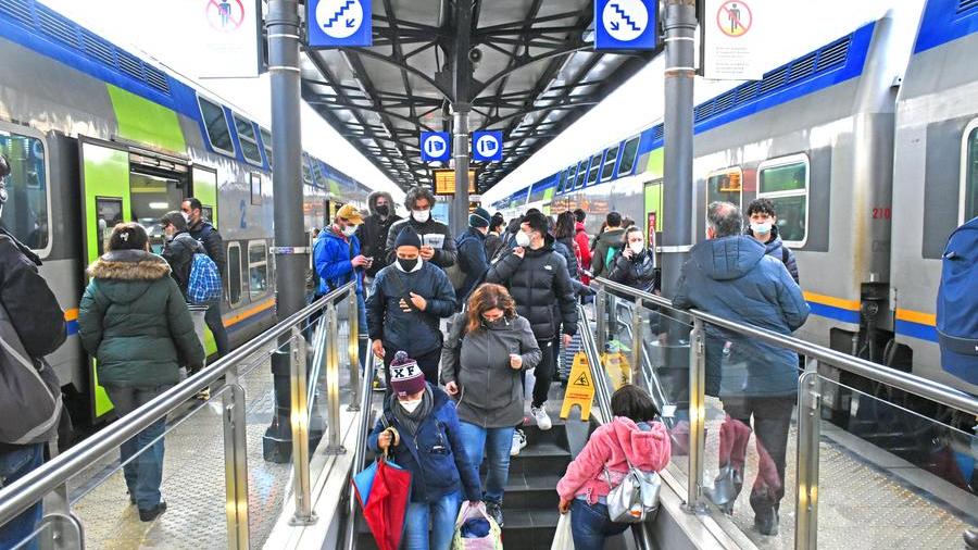 
	Viaggiatori alla stazione centrale di Pistoia

