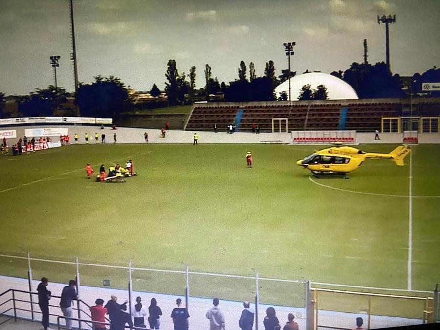 Fiorenzuola-Lucchese, paura in campo: giocatore sviene dopo uno scontro