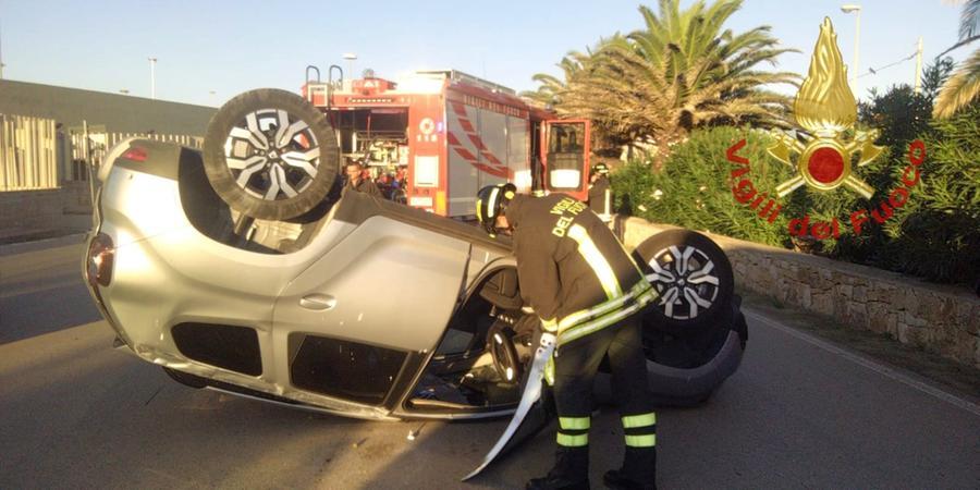 Porto Torres, auto si scontra con un camion e finisce a ruote per aria