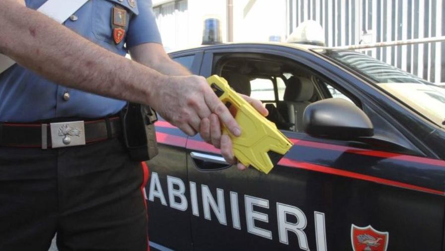 Minaccia la moglie con un coltello, carabinieri costretti a fermarlo con la pistola taser