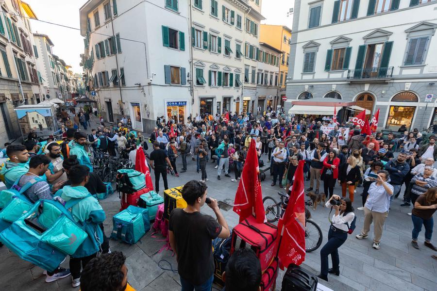 In tanti allo sciopero dei rider: «La nostra vita vale più di un panino» 
