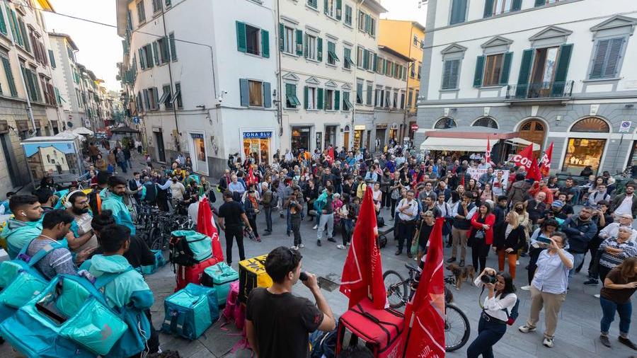 In tanti allo sciopero dei rider: «La nostra vita vale più di un panino»