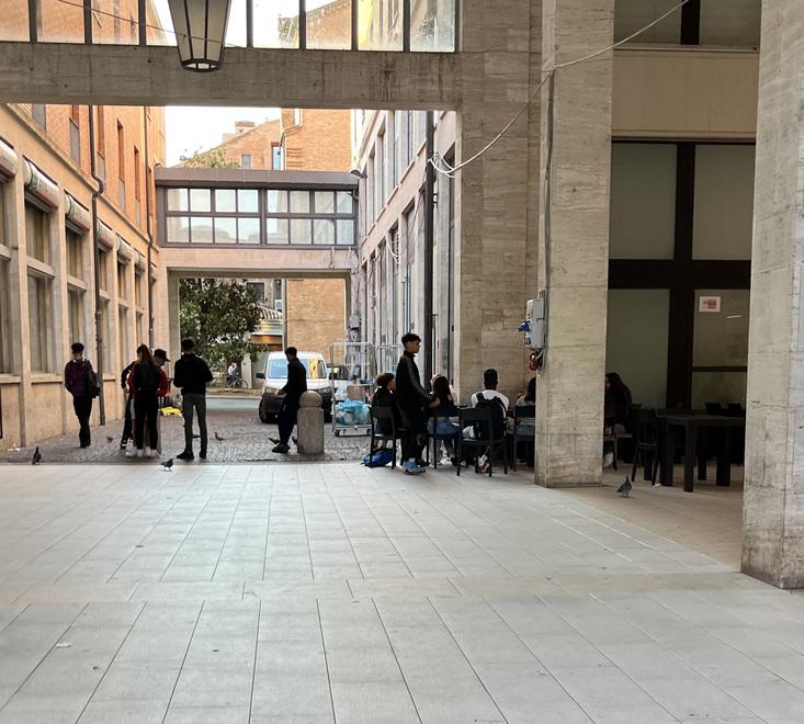 Sassaiole e risse, a Ferrara paura in Galleria: «Pronto un esposto alla Procura»