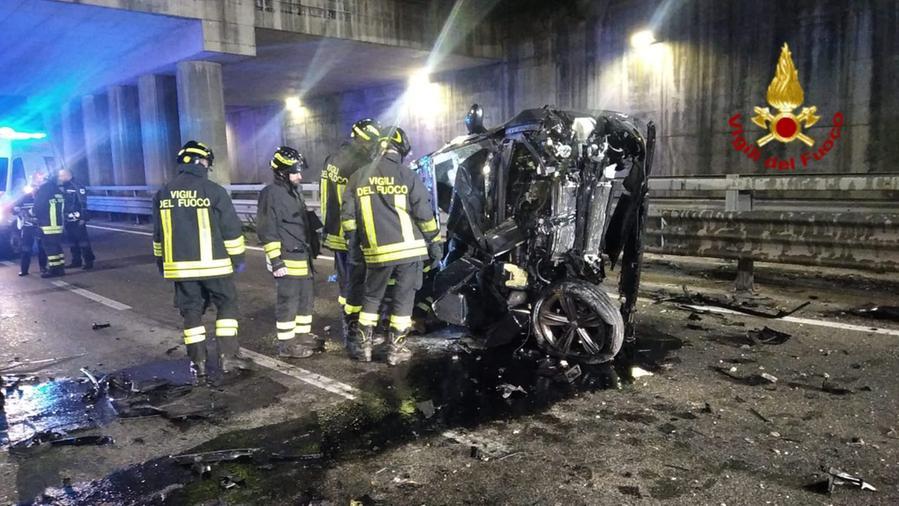 L'auto caduta dalla rotonda nel sottopasso