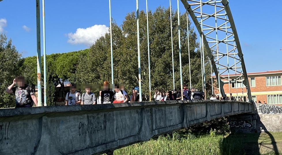 Aggressione fuori da scuola, i presidi ormai non si stupiscono più: «Violenza dilagante e pene inesistenti»