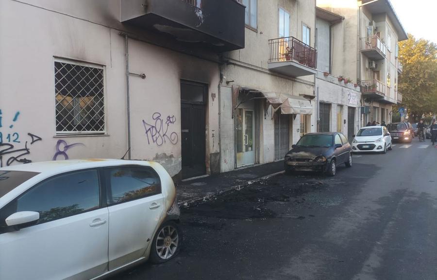 Grosseto, auto in fiamme nella notte: danni ad altri due veicoli – Video