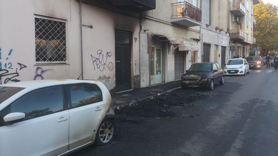 Grosseto, auto in fiamme nella notte: danni ad altri due veicoli – Video