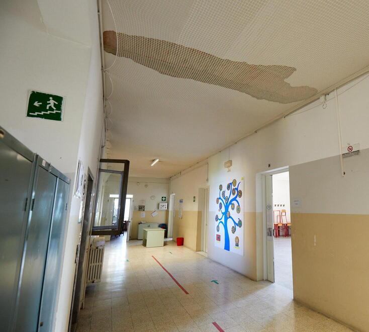 Cadono calcinacci a scuola, evacuati oltre 200 studenti. Caso simile 5 anni fa - Video