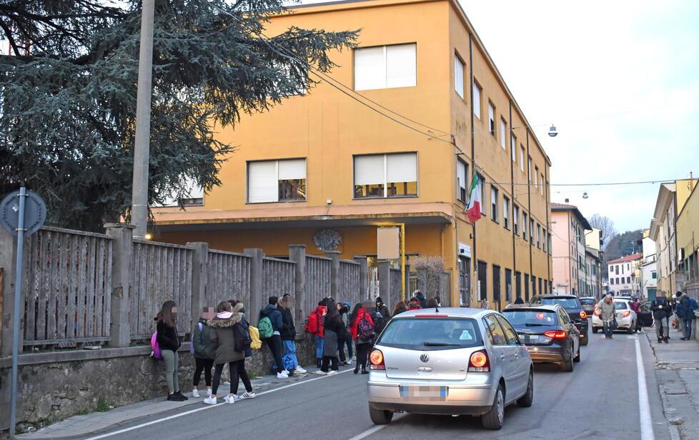 Giovane picchiato a scuola, i presidi: «Ragazzi troppo violenti, colpa in buona parte dei social»