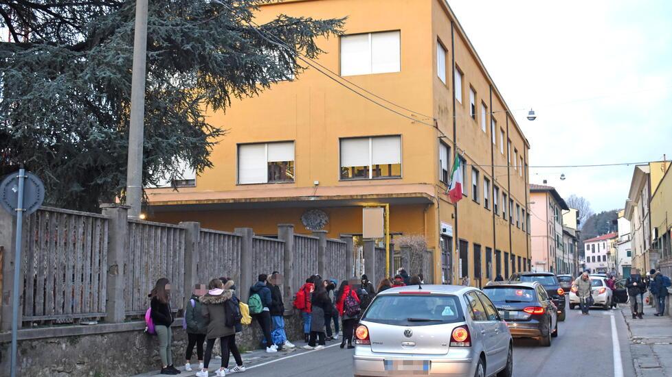 Giovane picchiato a scuola, i presidi: «Ragazzi troppo violenti, colpa in buona parte dei social»