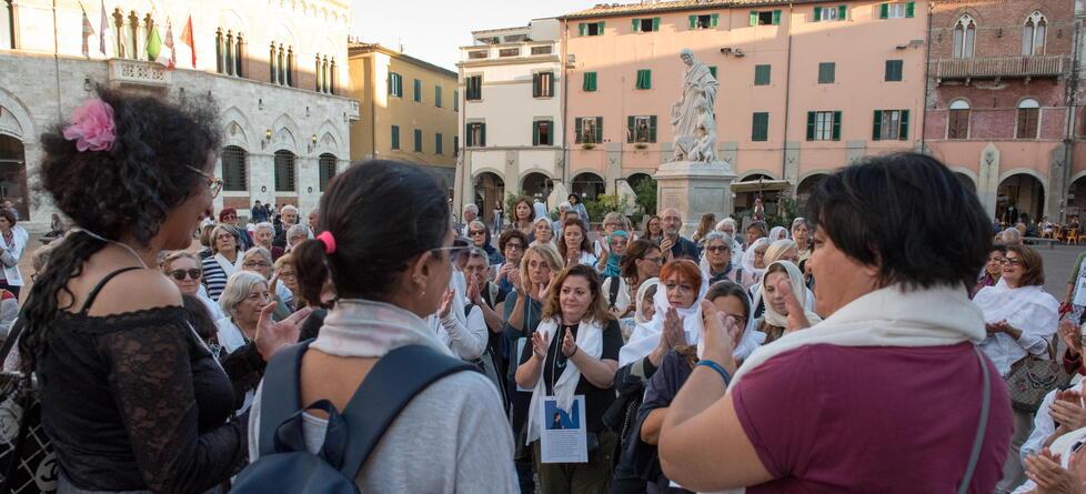 Il flsh mob per donne, vita e libertà: le richieste delle femministe
