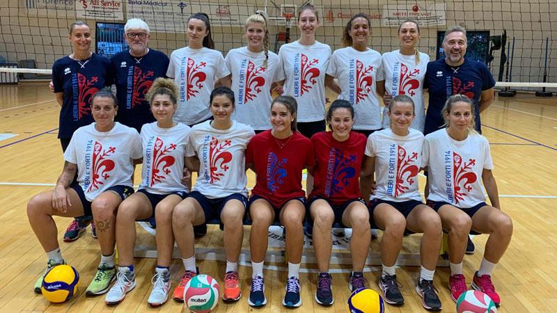 In alto la foto della squadra che sabato farà il debutto in B1. Accanto Elisa Toccafondi (Foto Liberi e Forti)