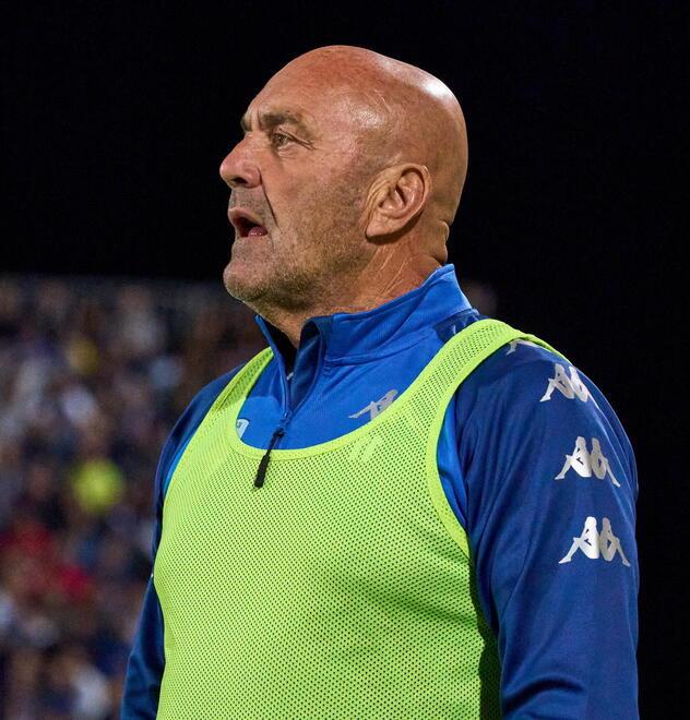 In alto Favarin incita i suoi giocatori mentre il tifo dagli spalti fa sentire la propria voce. Il Lungobisenzio era quasi esaurito