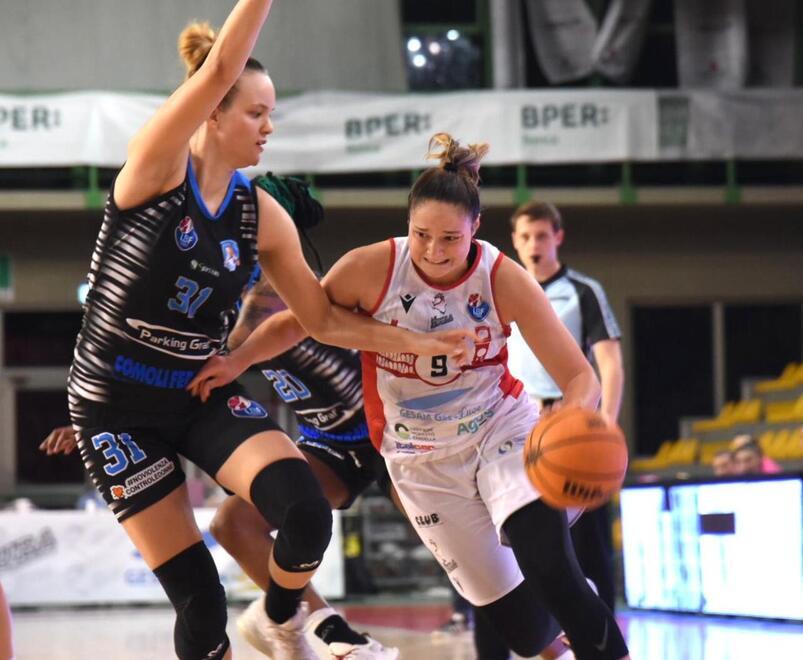 Natali prova la penetrazione all’interno della difesa di Crema durante la partita  di ieri sera al PalaTagliate tra le biancorosse e le lombarde guidate da coach Piazza (Foto Genovesi)