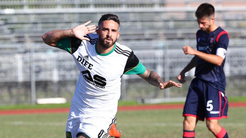 L’esultanza di Mirco Vassallodopo il gol Accanto Spurio para il rigore del Carpi (foto Nucci)