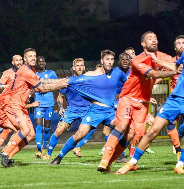 Un calcio d’angolo per il Prato Mischia in area arancione (foto Autovino)
