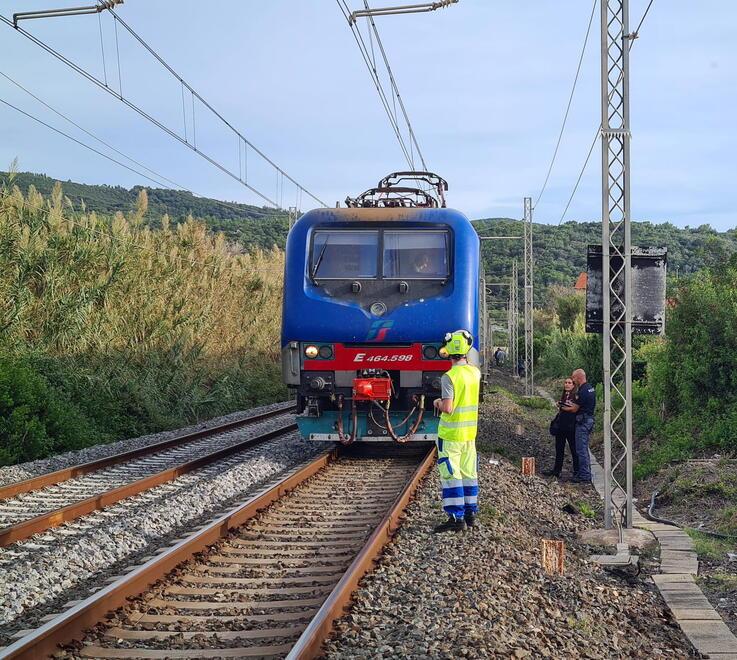 Colpito dal treno ad Antignano, 54enne fuori pericolo