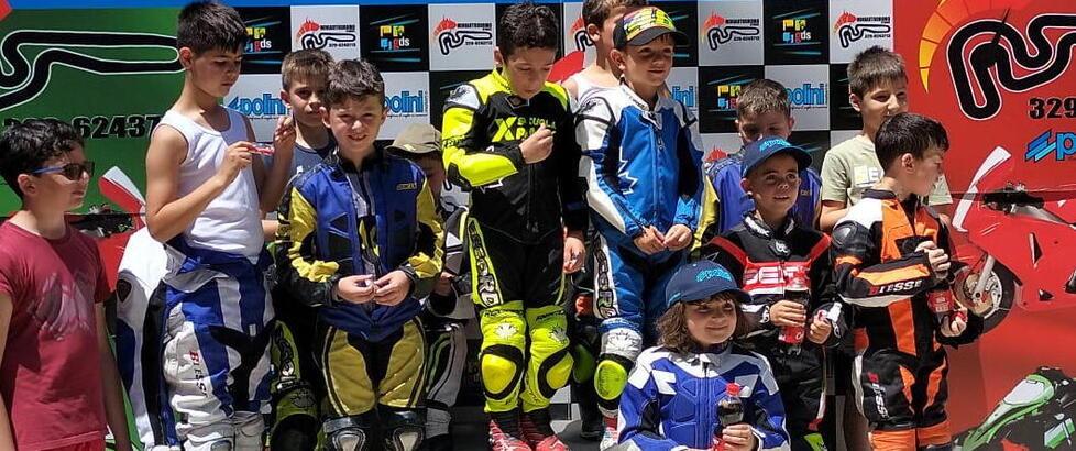 Foto di gruppo per baby appassionati di motori