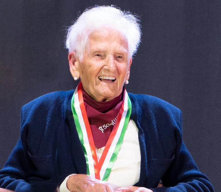 Pierina Tumiatti durante  la premiazione delle olimpiadi 50 &Più