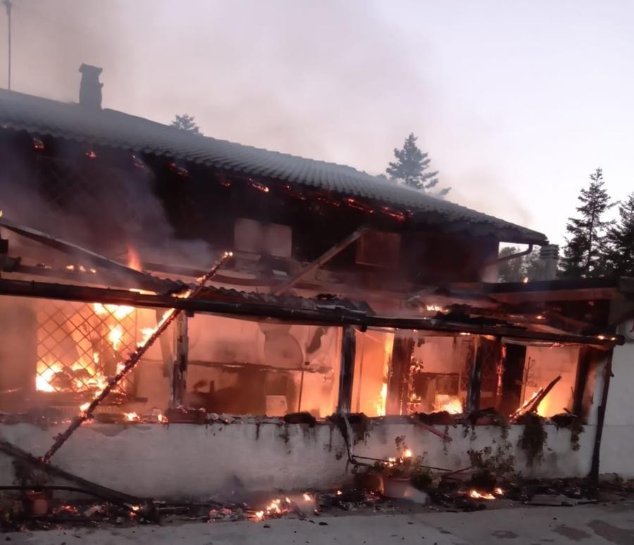 Un incendio devasta storico ristorante