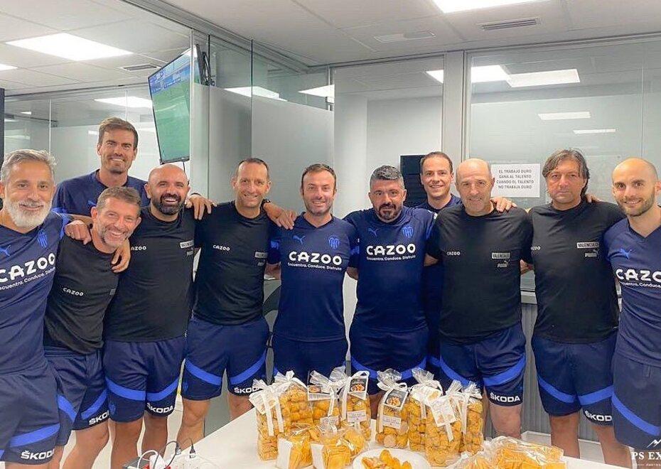 Francesco Sarlo al centro della foto a fianco di Gattuso nello spogliatoio del Valencia con gli amaretti sul tavolo