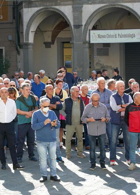«Ciao Renzo», folla al funerale