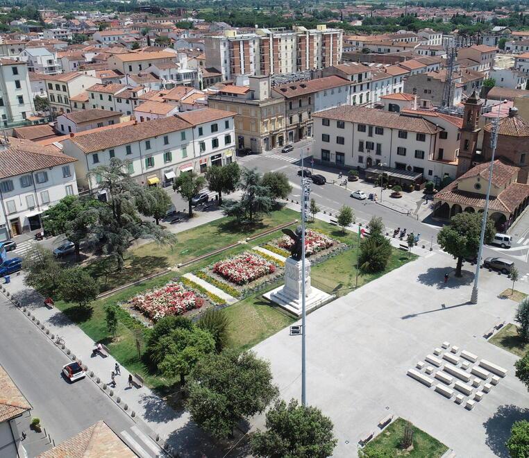 Nella foto di Sestini una veduta di Empoli da piazza della Vittoria