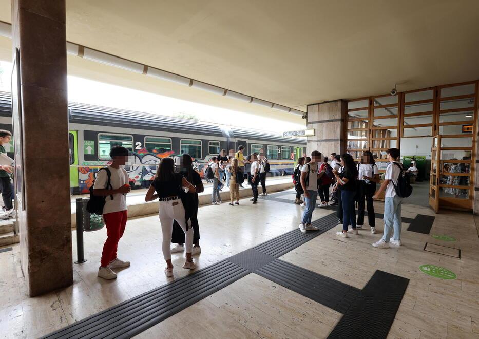 Un treno in transito dalla stazione di Pistoia