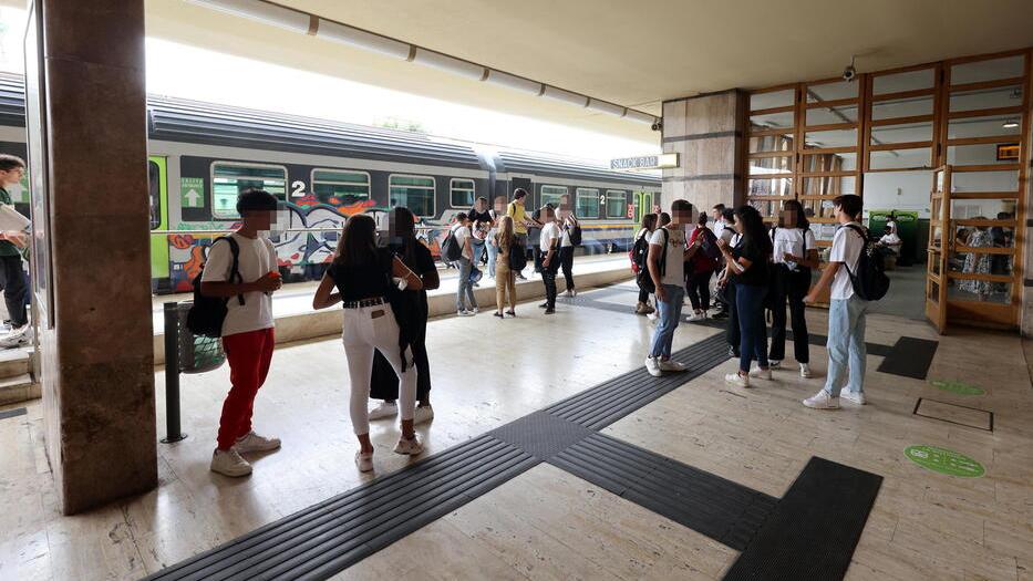 Un treno in transito dalla stazione di Pistoia