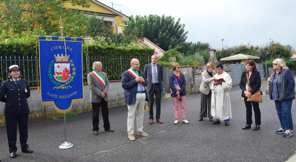 Uno scatto della cerimonia di intitolazione col sindaco Nicola Tesi