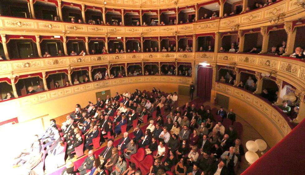 Bocelli canta l’inno nazionale e al Gugliemi si alza il sipario