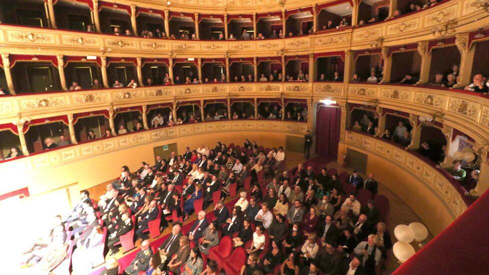 Bocelli canta l’inno nazionale e al Gugliemi si alza il sipario
