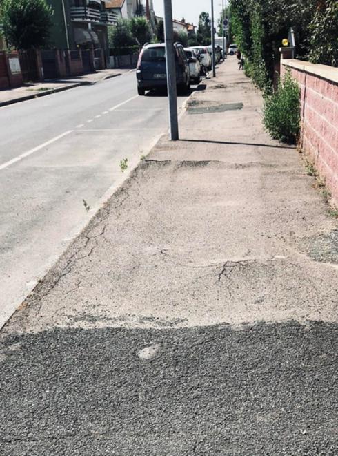 Nuovi marciapiedi nel quartiere segnato da dossi e buche a Campiglia