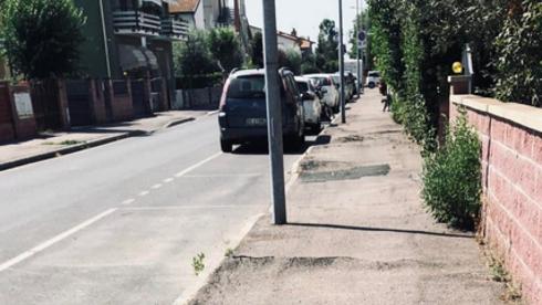 Nuovi marciapiedi nel quartiere segnato da dossi e buche a Campiglia
