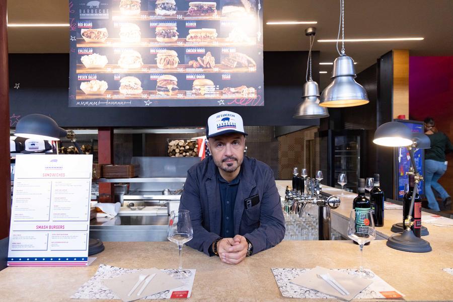 Il BBQ di Joe Bastianich sbarca a Firenze: grill e vino al mercato centrale – Video