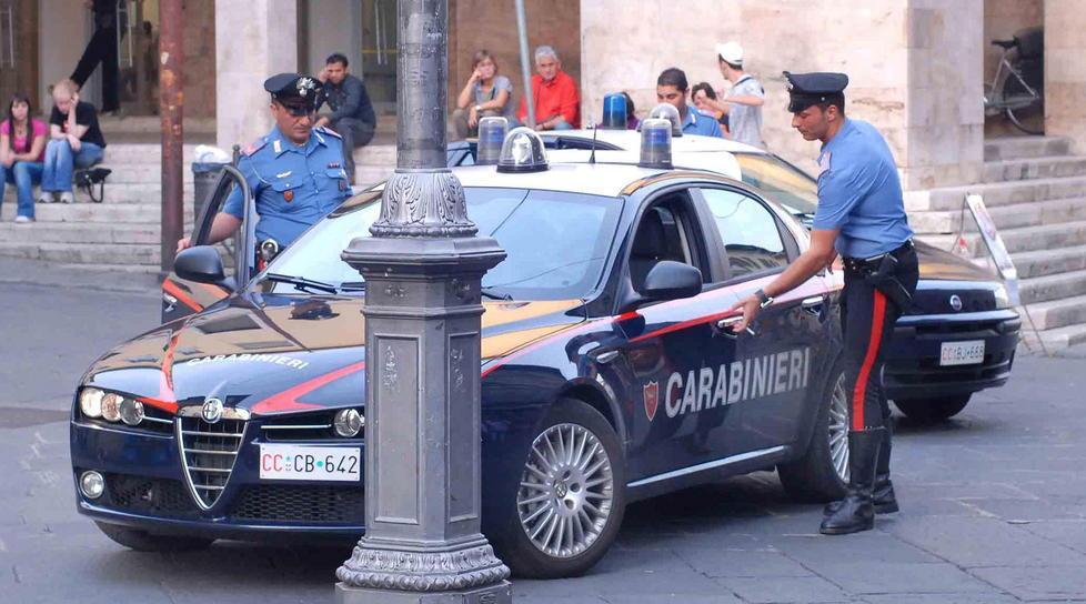 Tentano di rapinare studente in via Cavour 