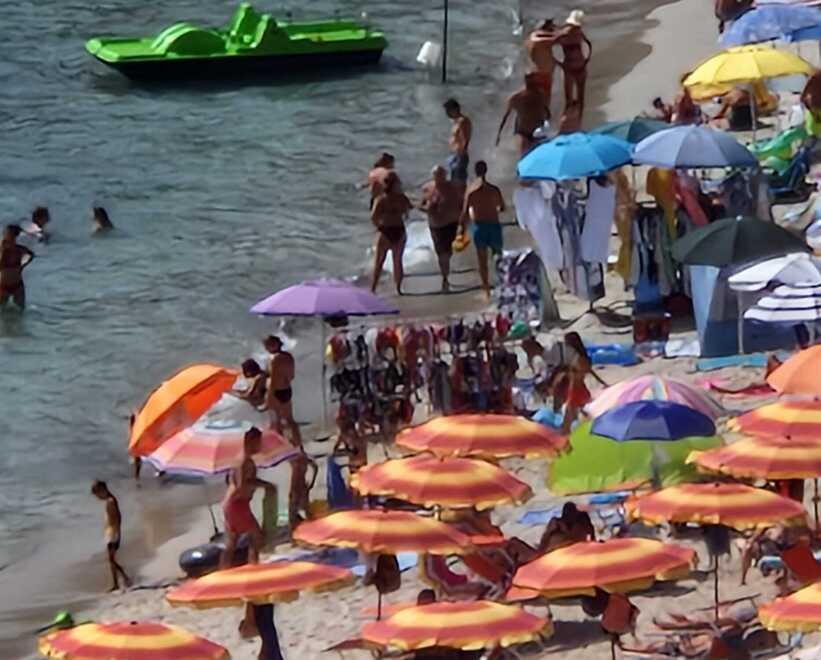 
	Venditori abusivi tra i bagnanti nelle spiagge di Campo nell&rsquo;Elba

