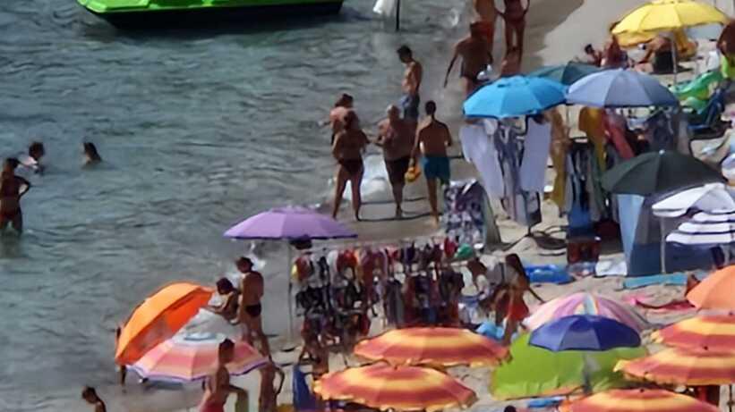 Venditori abusivi tra i bagnanti nelle spiagge di Campo nell’Elba