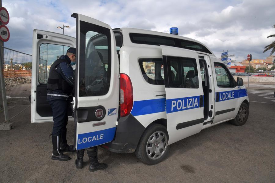 Olbia, bimba ingoia un tappo: salvata dalla polizia locale
