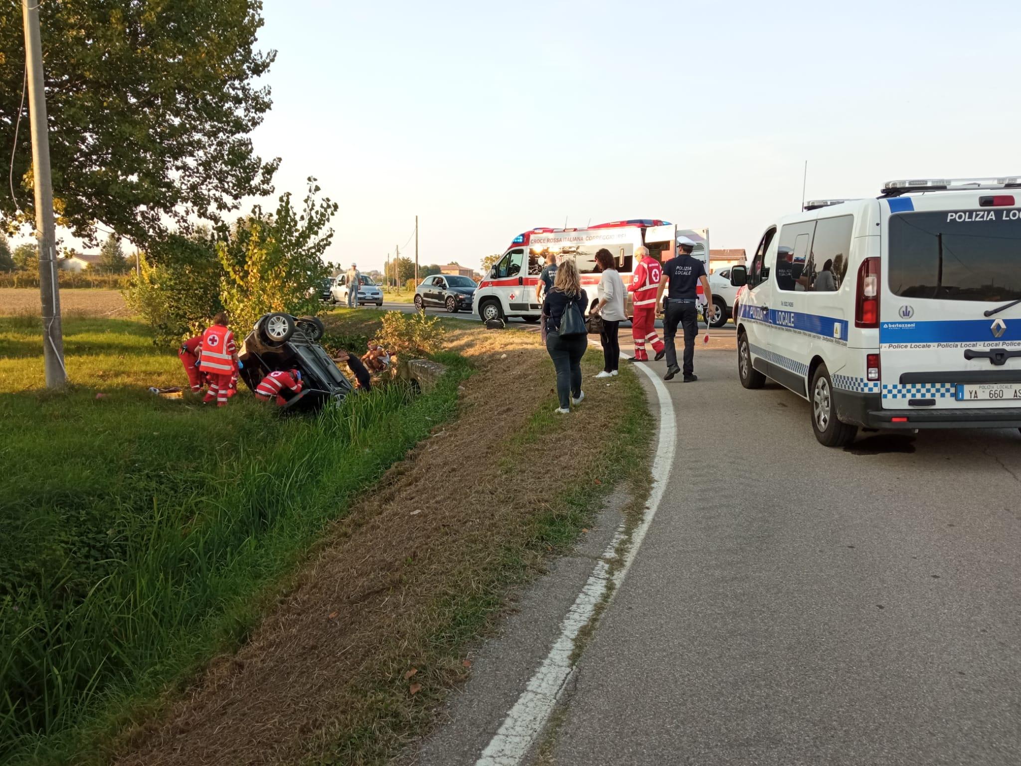 Fuori strada nell’auto capovolta: soccorsa con l’elicottero una 51enne