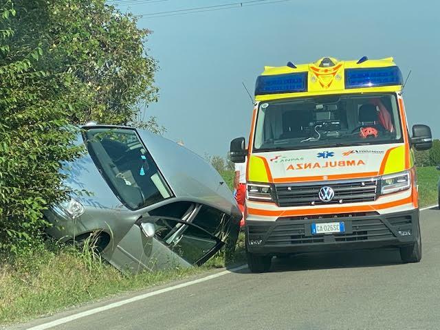 Auto fuori strada, donna ferita