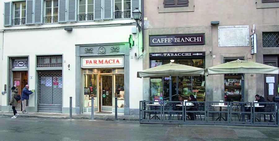 La farmacia sfrattata chiude e in Oltrarno monta la rabbia