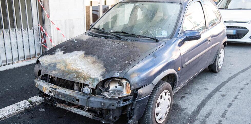 Carbonizzate due auto in città e a Roselle: stesso proprietario, indagini in corso